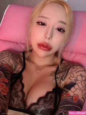 Jee_i_queen_ [ jee-i-queen ] - Yummy toes