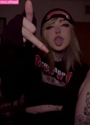 Haylayly - Feeling playful?😉 Drop $5 and I'll send you a couple of
