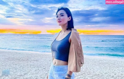 Wika Salim [ wika-salim ] - I’m watching tv like this, what do you do? 😘