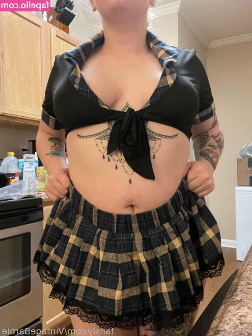 Milf Olivia [ milf-olivia ] - Shoejob in Brown Leather Boots