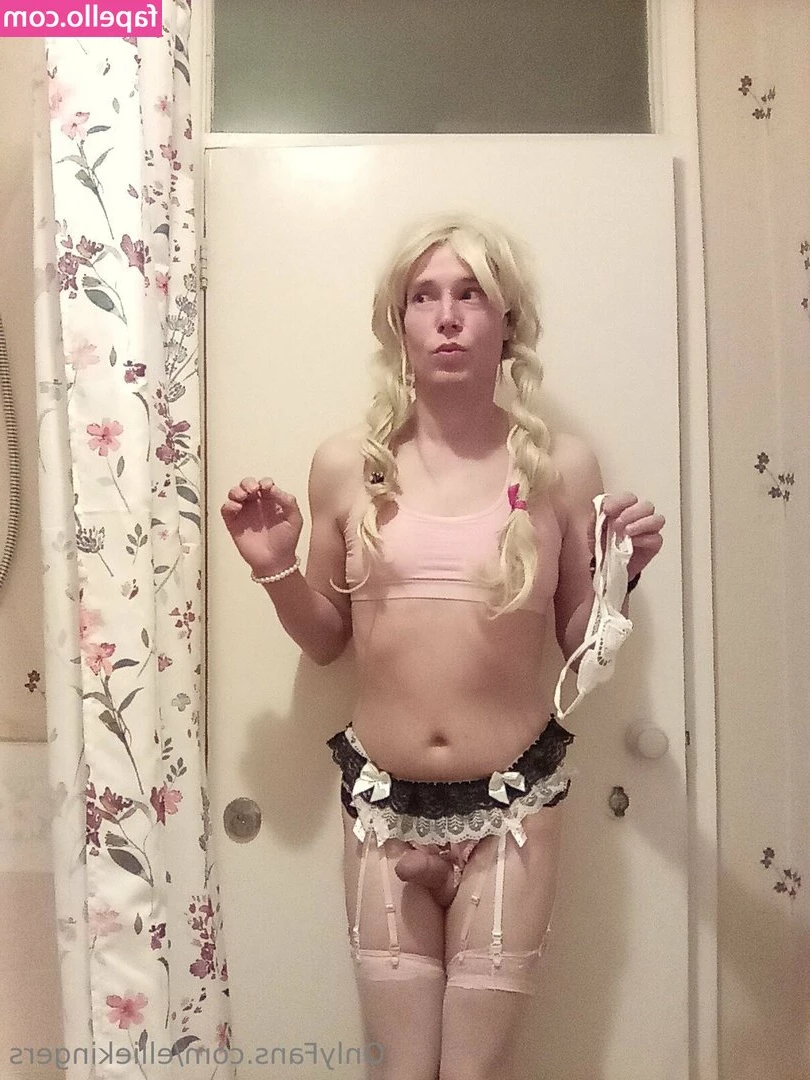 elliekingers - I look kinda submissive in these photos  which is weird for me  but I