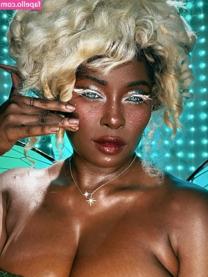 Phillicia Deanell [ phillicia-deanell ] - A lil cheeky shot