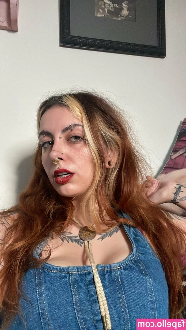 Livingdeadmorgue - Blonde with my tits out how can it get better