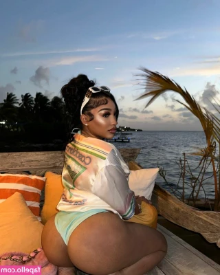 Ella Bandz [ ella-bandz ] - Say your prayers to feet of the water god!