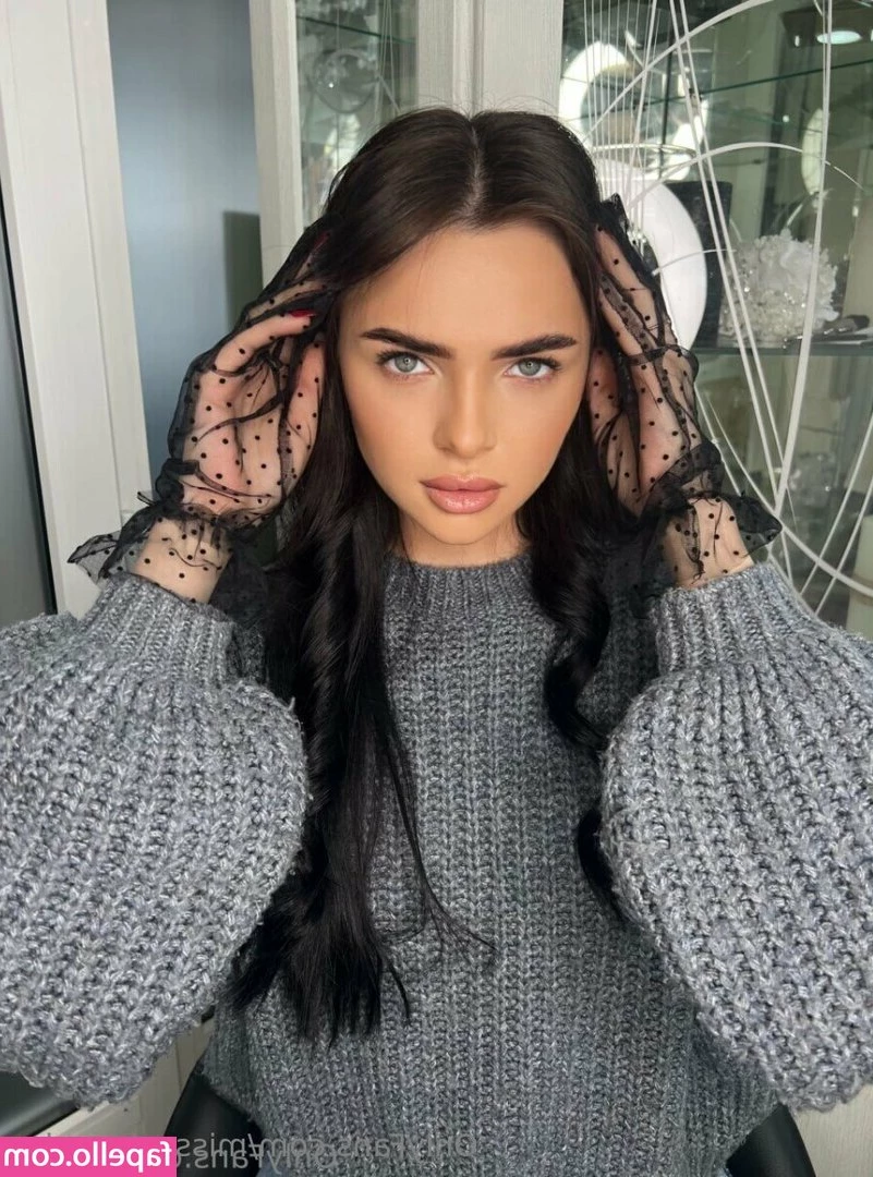 misscassandra - need some cleanin    with your tongue would b nice