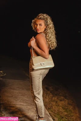 Khloë Terae [ khlo-terae ] - It's so cold outside and I'm so hot🥵💥🔥🌡️ For