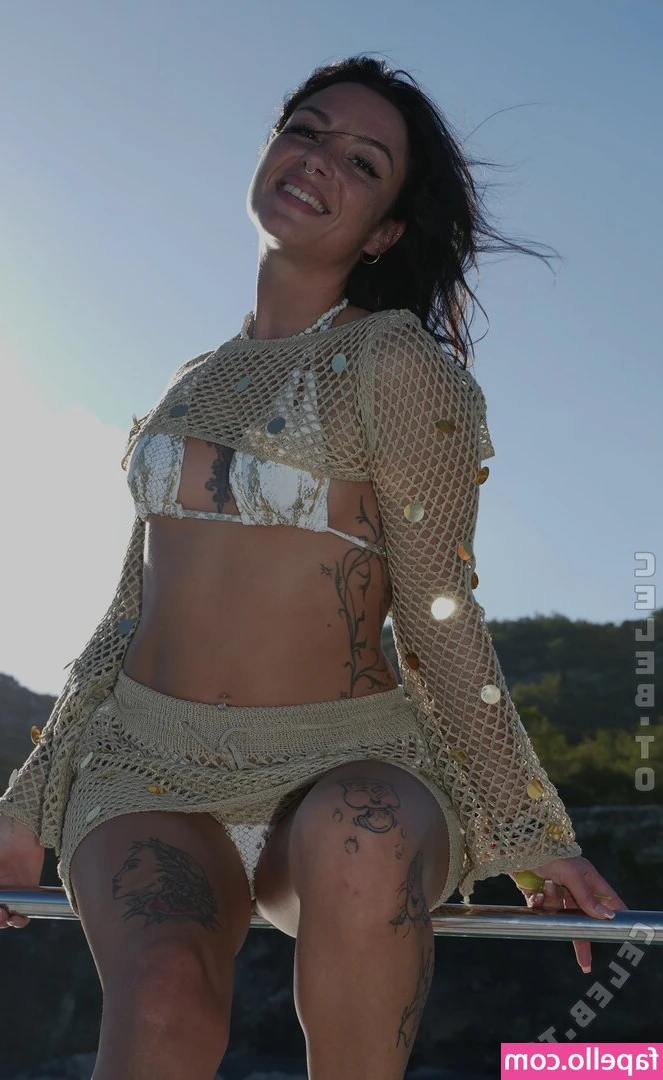 Amelia Amore [ amelia-amore ] - Can I smother you with my titties? 😏 Posso te sufocar com minhas