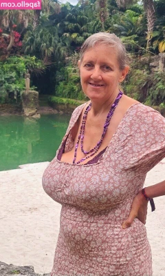 Busty Petra [ busty-petra ] - Who likes my TRAMP STAMP