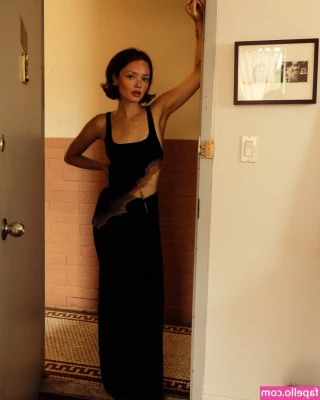 Charlotte Rose Benjamin [ charlotte-rose-benjamin ] - Here s 30 seconds of me sexually eating a cinnamon stick with thick