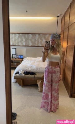 Emily Roman [ emily-roman ] - Are you gona tip me tonight? 😍