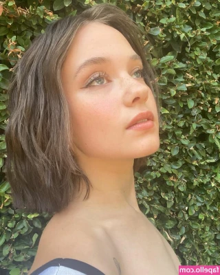 Cailee Spaeny [ cailee-spaeny ] - Hey guys! I wish you a great Christmas! Thanks again for being here