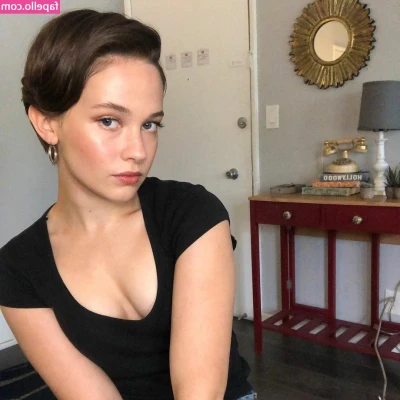 Cailee Spaeny [ cailee-spaeny ] - White socks in the morning