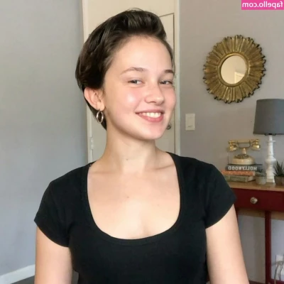 Cailee Spaeny [ cailee-spaeny ] - Missing the summer weather