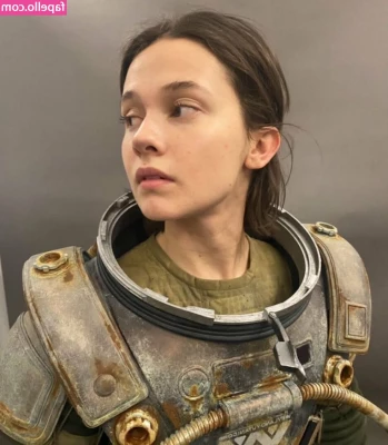 Cailee Spaeny [ cailee-spaeny ] - That grool is so thick it doesn t even look real