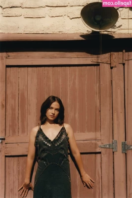 Cailee Spaeny [ cailee-spaeny ] - Give me somewhere to sit bby 😽