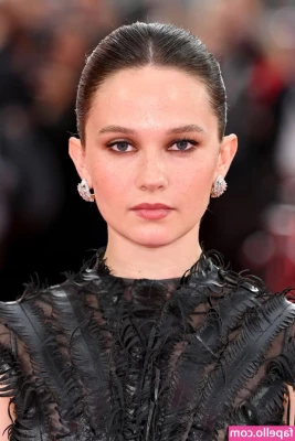 Cailee Spaeny [ cailee-spaeny ] - is it true wearing no bra in leggings looks sexy