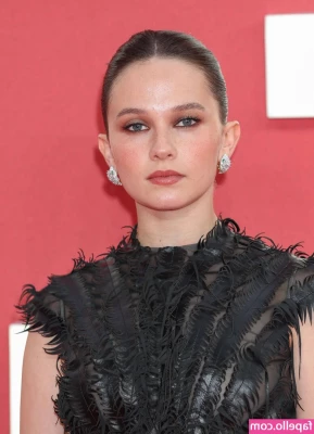 Cailee Spaeny [ cailee-spaeny ] - wanna see how long it takes to make these exxxtra long braids