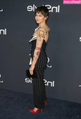 Cailee Spaeny [ cailee-spaeny ] - I turned around to see where you were looking 😈😏😏