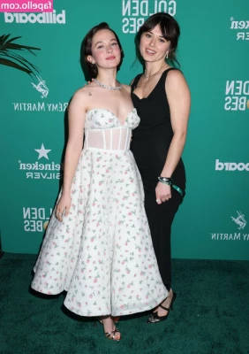 Cailee Spaeny [ cailee-spaeny ] - the dildo/vibrator combo had me shaking and cumming so hard🥵