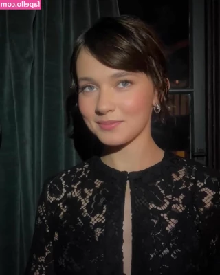 Cailee Spaeny [ cailee-spaeny ] - FLASH WARNING   waiting for you in the hotel room