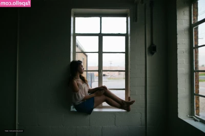 Cailee Spaeny [ cailee-spaeny ] - Happy Sunday!   You walk in on me laying in the bed like this what