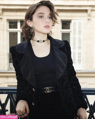 Cailee Spaeny [ cailee-spaeny ] - It's time for me to misbehave 😏 I'm waiting on the DMs 😉💌