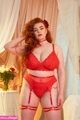 MissDeadlyRed - I m feeling really horny for my tits right now   anyone else     Btw-