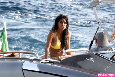 Nicole Scherzinger [ nicole-scherzinger ] - Evening everyone, just catching up with DM's luv you guys x
