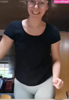 SB1994 - do i look cute in this top