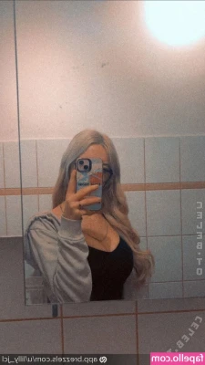 Lilly.jcl [ lilly-jcl ] - Nem parece que embaixo tem uma surpresa bem recheada 😝🍆