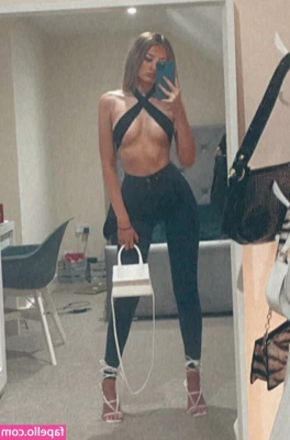 Molly Quirke [ molly-quirke ] - Happy Friday babies