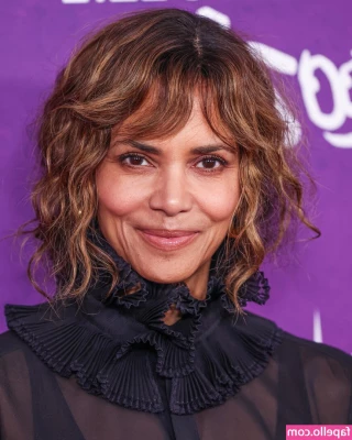 Halle Berry [ halle-berry-1 ] - Did you like my out fit ?  Est ce que tu aimes ma tenue ?