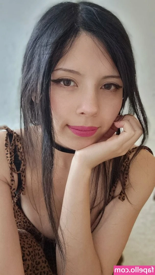 Magdy Lu [ magdy-lu ] - 40 pics of my feet and legs. 💋 🦵 🦶 👣 💋 😘