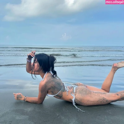 Fabiana Marulanda [ fabiana-marulanda ] - You never know what could be under my hoody 🤤