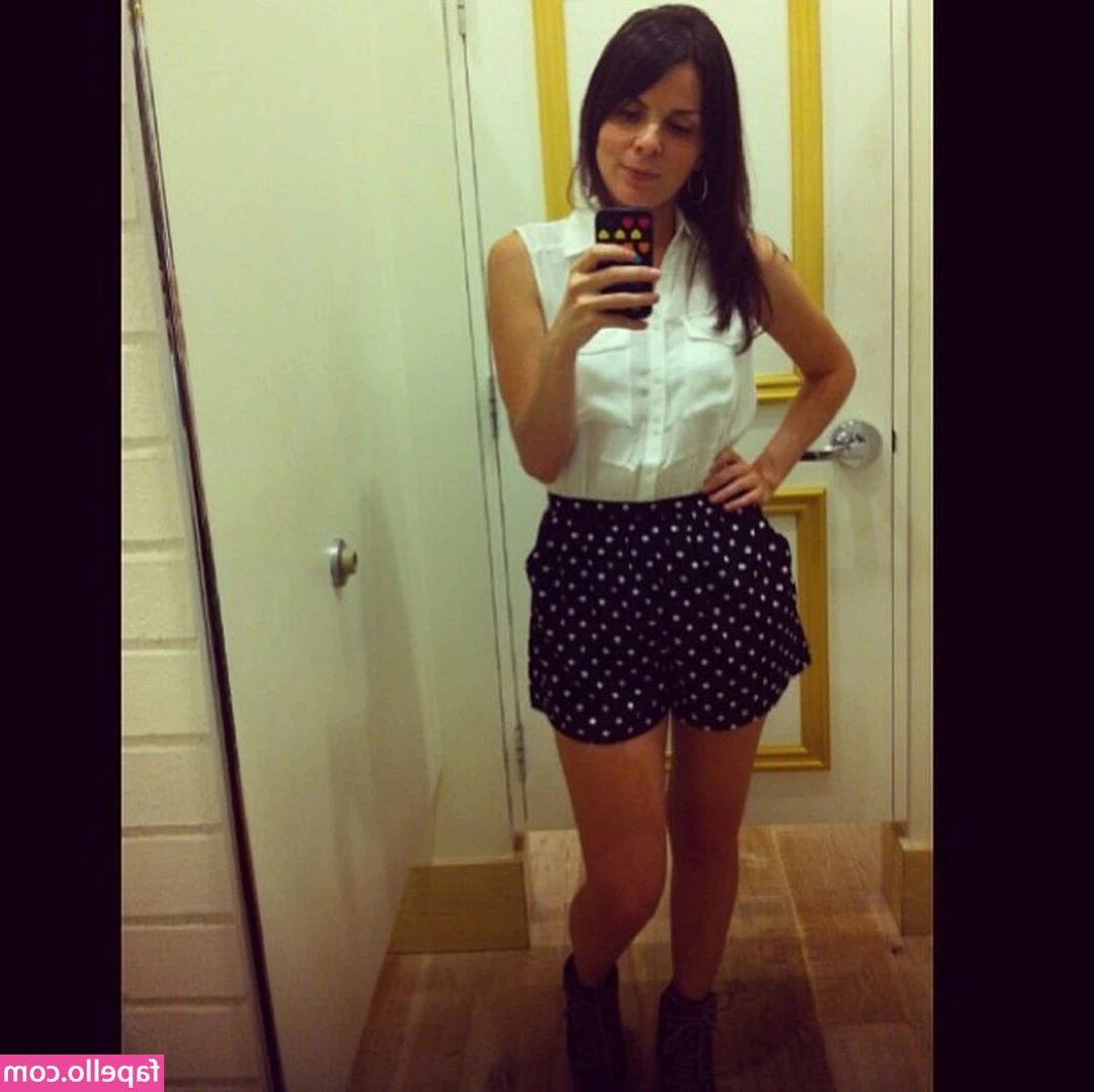 Ale Chavarria [ ale-chavarria ] - Pink or black