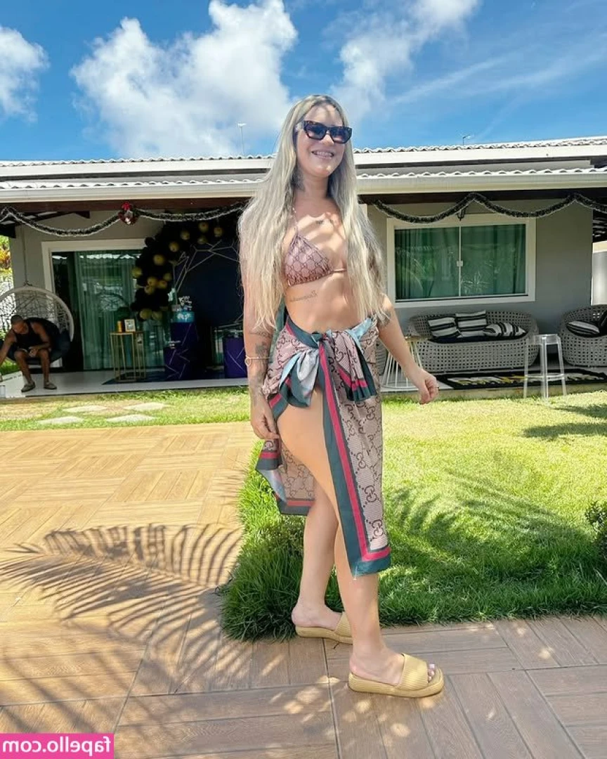 Raiane Railay [ raiane-railay ] - I have so much fun showing off my perfectly tiny figure, what else