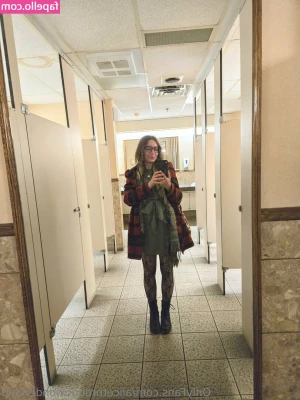 alicethroughwonderland - Want to watch me get a tattoo on my pussy? 👅