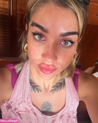 Maria Becerra [ maria-becerra ] - What position do you like best to worship my feet