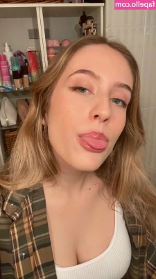 Skeeterre - Panty hose or no panty hose ?