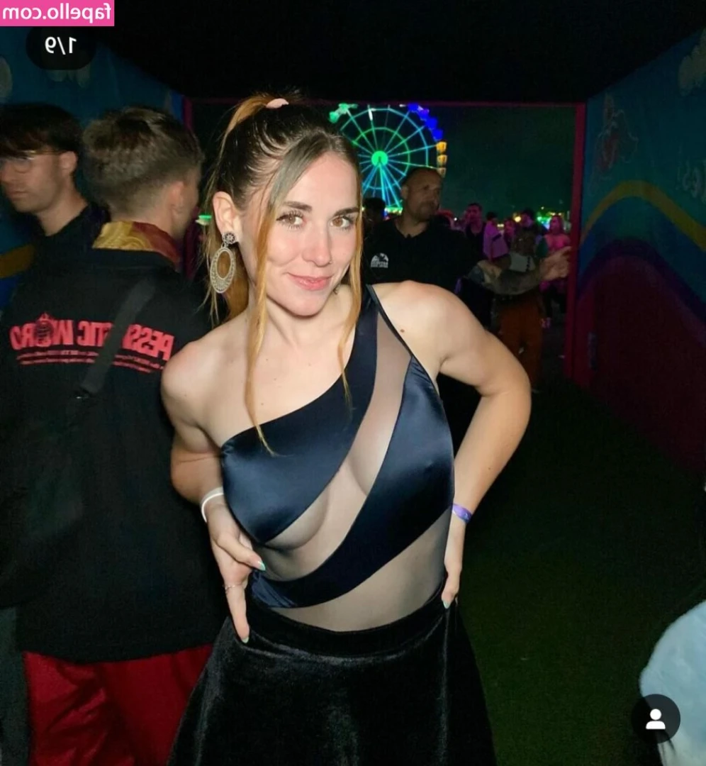 Mery Caldass [ mery-caldass ] - I turned around to see you were looking😏