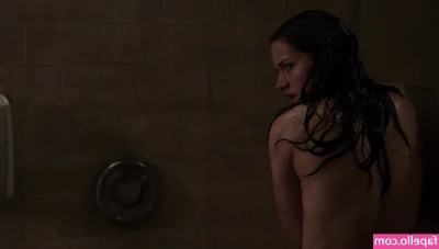 Kelly Overton [ kelly-overton ] - Who are you kissing on new years? Hopefully it’s on my fat ass