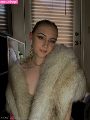 presleyfoxxx - Want a bite? 😜 - I know it looks sooo juicy!