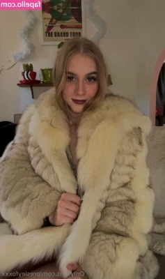 presleyfoxxx - I was in the subway going to my house  when suddenly I get a message 