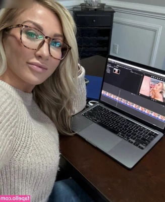 Heidi Haze Hotwife [ heidi-haze-hotwife ] - How is Swede looking from this angel? 😛 Comment here 💙🦋