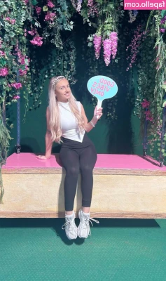 Imogen Pettie [ imogen-pettie ] - How does my ass look?