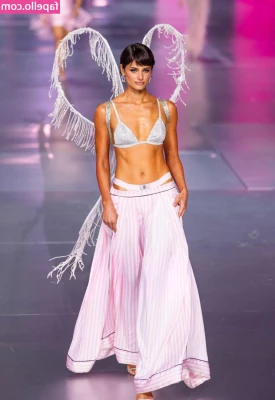 Taylor Marie Hill [ taylor-marie-hill ] - Una copita de