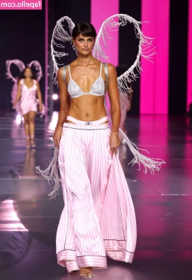 Taylor Marie Hill [ taylor-marie-hill ] - What would you do to me  if I was in front of you baby