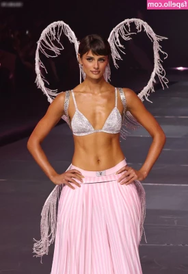 Taylor Marie Hill [ taylor-marie-hill ] - Baby  I ll keep you warm   come to me