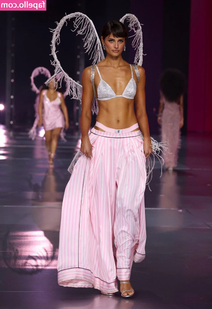 Taylor Marie Hill [ taylor-marie-hill ] - what's behind those hands? 🥵