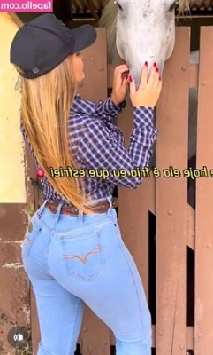 Bruna Simek [ bruna-simek ] - Come chat in my DMs!